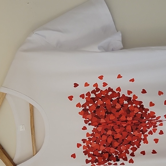 CLUSTER OF HEARTS DESIGN T-SHIRT LARGE - Picture 3 of 7